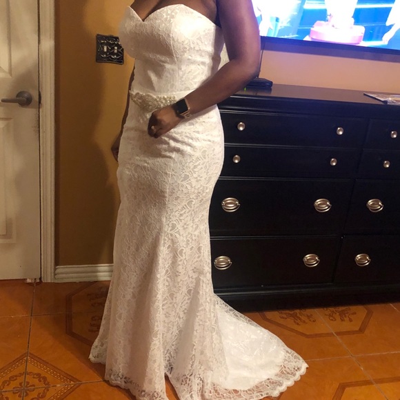 Elegant White Lace Mermaid Wedding Dress - Picture 1 of 8